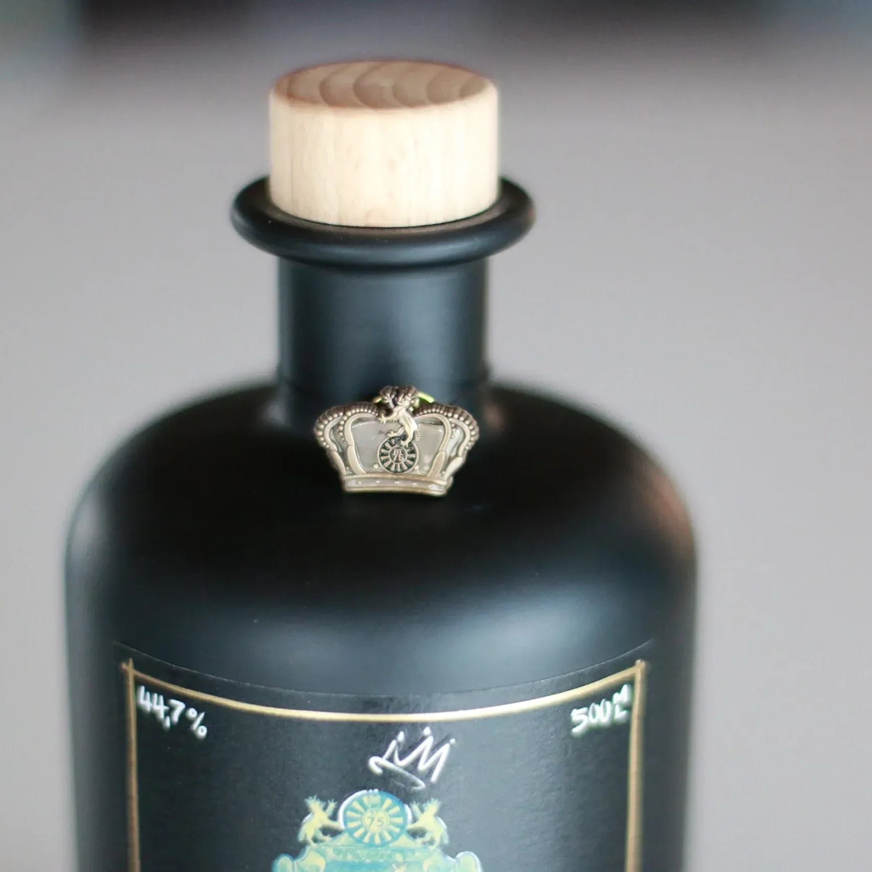 Beaver’s Crown Gin with Pin – Round-Table-Edition