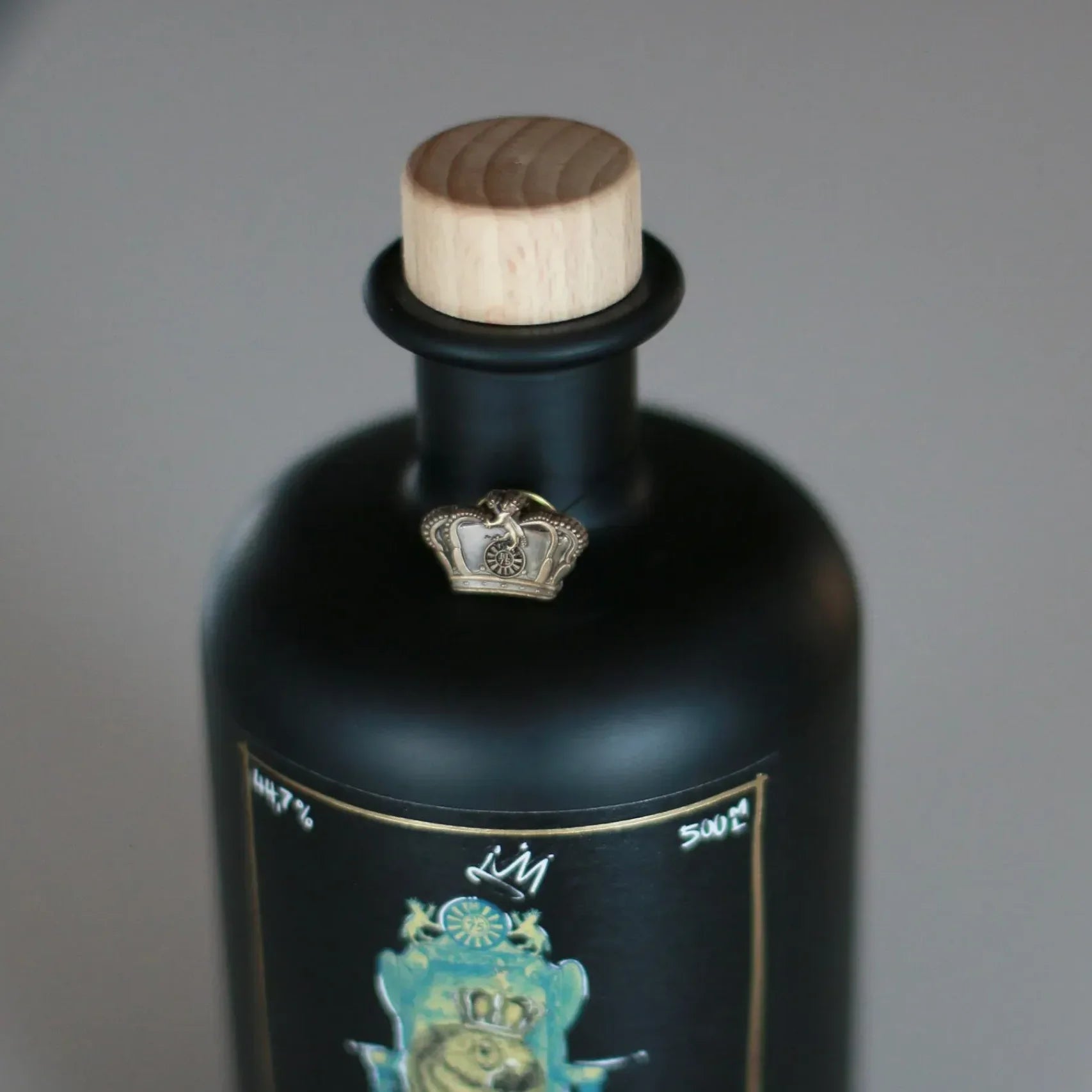 Beaver’s Crown Gin with Pin – Round-Table-Edition