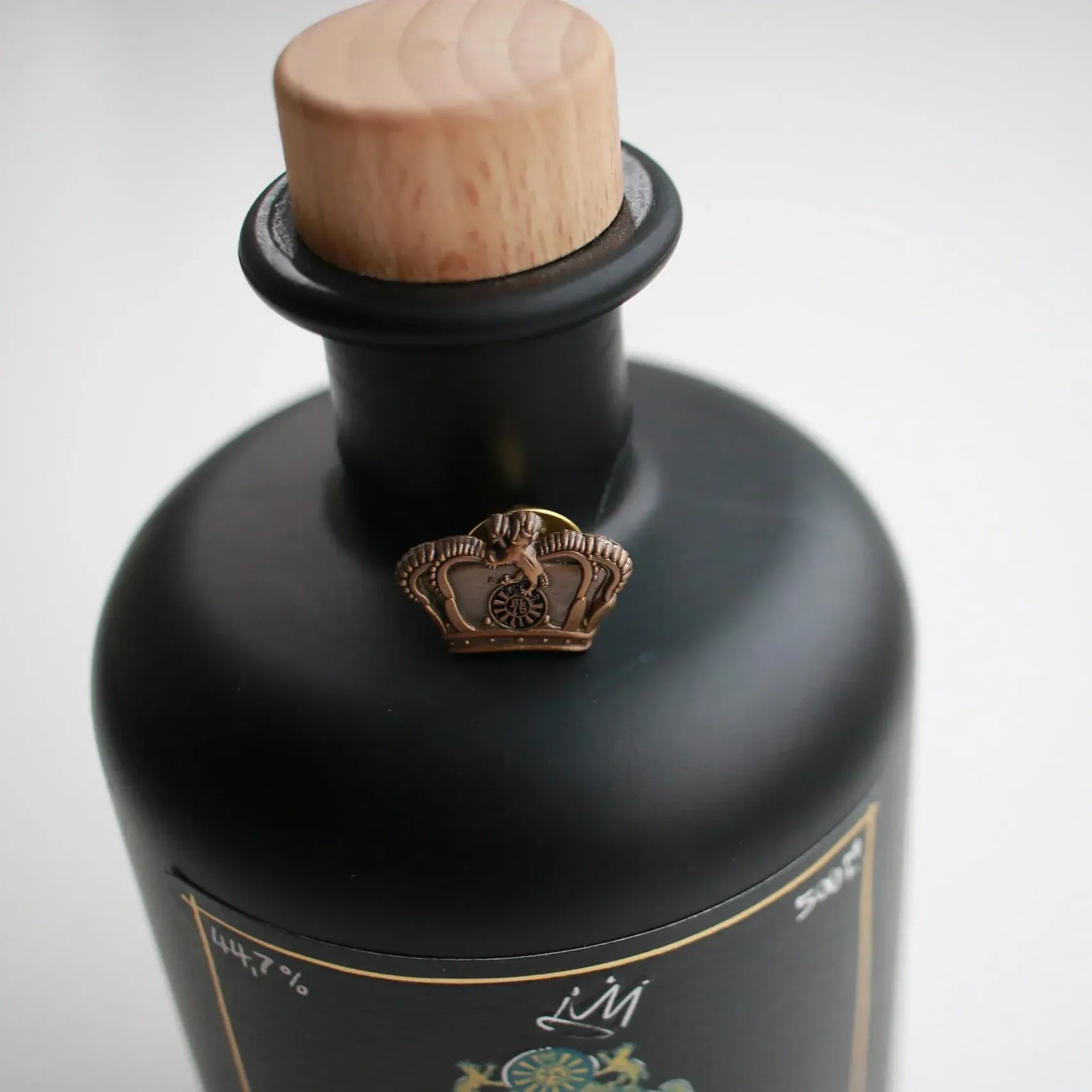 Beaver’s Crown Gin with Pin – Round-Table-Edition